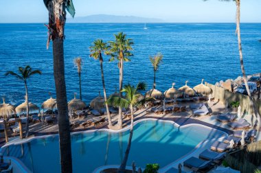 Costa Adeje ve Playa de las Americas yakınlarındaki Tenerife 'nin güneyindeki oteller, tatil beldeleri, kumlu plajlar, kışın İspanya' nın Kanarya Adaları