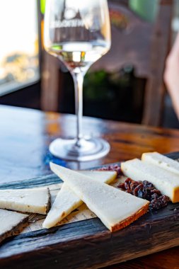 Kanarya adalarında yapılan İspanyol peynirleri, keçi peyniri, tütsülenmiş manchego curado peyniri ve ahşap kalas witl pocal şarap