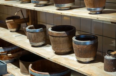 Kuzey Hollanda, Hollanda 'daki peynir fabrikasında inek sütlü peynir üretim süreci, eski Hollanda peynir çiftliği