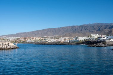 Kosta Adeje ve Playa de las Americas 'taki Tenerife' nin güneyindeki oteller, tatil beldeleri, plajlar, kışın İspanya 'daki Kanarya adaları, okyanus manzarası