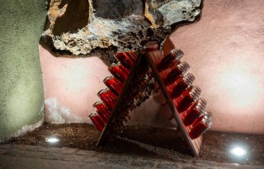 Avusturya, Viyana 'daki yeraltı mahzenlerinde geleneksel yöntemle köpüren kuru gül şarabı üretimi, tazminat süreci, bulmaca çözme amacı.