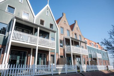 Kuzey Hollanda 'da turistler, Amsterdam yakınlarındaki eski otantik balıkçı köyü Volendam' da eski evler ve ilkbaharda dar sokaklar