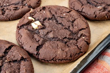 Amerikan tatlısı yumuşak, siyah ve beyaz çikolatalı kurabiyeler.