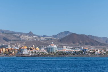 Kosta Adeje ve Playa de las Americas 'taki Tenerife' nin güneyindeki oteller, tatil beldeleri, plajlar, kışın İspanya 'daki Kanarya adaları, okyanus manzarası