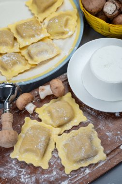 İtalyan yemeği, taze ev yapımı makarna ravioli köftesi ricotta yumuşak peynirli ve şampiyon porcini mantarlı, Parma, Emilia Romagna, İtalya, kapatın.