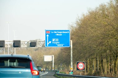 Hollanda 'da karayolu ihlali, Hollanda otoyollarında yüksek kaliteli asfalt üzerinde güvenli sürüş, A2, trafik sıkışıklığı sorunları, yol sıkıntısı, çok sayıda araba, yoğun saatler, trafik işaretleri