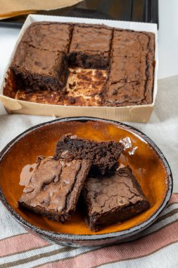 Amerikan çikolatalı browni, çikolatalı tatlı çikolatalı çikolatalı çikolatalı çikolata ya da ev yapımı vejetaryen tatlı.