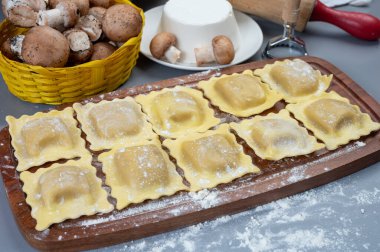 İtalyan yemeği, taze ev yapımı makarna ravioli köftesi ricotta yumuşak peynirli ve şampiyon porcini mantarlı, Parma, Emilia Romagna, İtalya, kapatın.