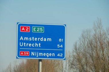 Hollanda 'da karayolu ihlali, Hollanda otoyollarında yüksek kaliteli asfalt üzerinde güvenli sürüş, A2, trafik sıkışıklığı sorunları, yol sıkıntısı, çok sayıda araba, yoğun saatler, trafik işaretleri
