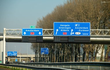 Hollanda 'da karayolu ihlali, Hollanda otoyollarında yüksek kaliteli asfalt üzerinde güvenli sürüş, A2, trafik sıkışıklığı sorunları, yol sıkıntısı, çok sayıda araba, yoğun saatler, trafik işaretleri