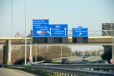 Hollanda 'da karayolu ihlali, Hollanda otoyollarında yüksek kaliteli asfalt üzerinde güvenli sürüş, A2, trafik sıkışıklığı sorunları, yol sıkıntısı, çok sayıda araba, yoğun saatler, trafik işaretleri