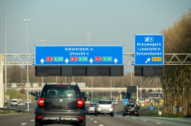 Hollanda 'da karayolu ihlali, Hollanda otoyollarında yüksek kaliteli asfalt üzerinde güvenli sürüş, A2, trafik sıkışıklığı sorunları, yol sıkıntısı, çok sayıda araba, yoğun saatler, trafik işaretleri