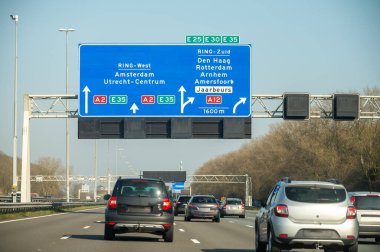 Hollanda 'da karayolu ihlali, Hollanda otoyollarında yüksek kaliteli asfalt üzerinde güvenli sürüş, A2, trafik sıkışıklığı sorunları, yol sıkıntısı, çok sayıda araba, yoğun saatler, trafik işaretleri