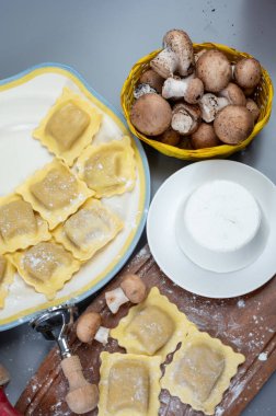 İtalyan yemeği, taze ev yapımı makarna ravioli köftesi ricotta yumuşak peynirli ve şampiyon porcini mantarlı, Parma, Emilia Romagna, İtalya, kapatın.