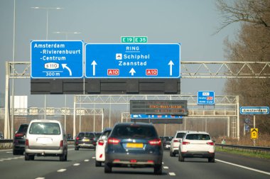 Hollanda 'da karayolu ihlali, Hollanda otoyollarında yüksek kaliteli asfalt üzerinde güvenli sürüş, A2, trafik sıkışıklığı sorunları, yol sıkıntısı, çok sayıda araba, yoğun saatler, trafik işaretleri