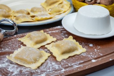İtalyan yemeği, taze ev yapımı makarna ravioli köftesi ricotta yumuşak peynirli ve şampiyon porcini mantarlı, Parma, Emilia Romagna, İtalya, kapatın.