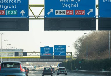 Hollanda 'da karayolu ihlali, Hollanda otoyollarında yüksek kaliteli asfalt üzerinde güvenli sürüş, A2, trafik sıkışıklığı sorunları, yol sıkıntısı, çok sayıda araba, yoğun saatler, trafik işaretleri