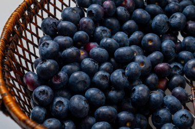 Yabanmersini antioksidan organik süper yiyecek ormanı meyvesi.