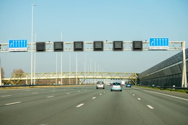 Hollanda 'da karayolu ihlali, Hollanda otoyollarında yüksek kaliteli asfalt üzerinde güvenli sürüş, A2, trafik sıkışıklığı sorunları, yol sıkıntısı, çok sayıda araba, yoğun saatler, trafik işaretleri