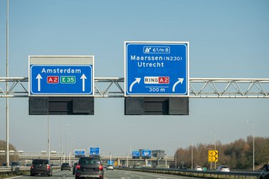 Hollanda 'da karayolu ihlali, Hollanda otoyollarında yüksek kaliteli asfalt üzerinde güvenli sürüş, A2, trafik sıkışıklığı sorunları, yol sıkıntısı, çok sayıda araba, yoğun saatler, trafik işaretleri