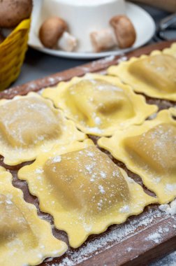 İtalyan yemeği, taze ev yapımı makarna ravioli köftesi ricotta yumuşak peynirli ve şampiyon porcini mantarlı, Parma, Emilia Romagna, İtalya, kapatın.