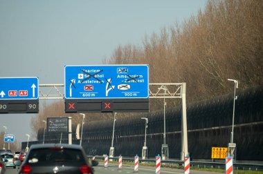 Hollanda 'da karayolu ihlali, Hollanda otoyollarında yüksek kaliteli asfalt üzerinde güvenli sürüş, A2, trafik sıkışıklığı sorunları, yol sıkıntısı, çok sayıda araba, yoğun saatler, trafik işaretleri