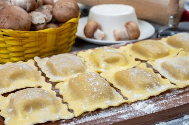 İtalyan yemeği, taze ev yapımı makarna ravioli köftesi ricotta yumuşak peynirli ve şampiyon porcini mantarlı, Parma, Emilia Romagna, İtalya, kapatın.