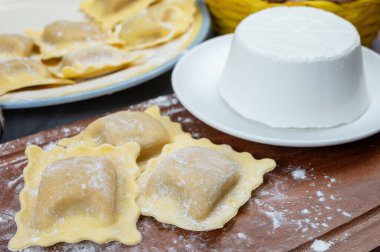 İtalyan yemeği, taze ev yapımı makarna ravioli köftesi ricotta yumuşak peynirli ve şampiyon porcini mantarlı, Parma, Emilia Romagna, İtalya, kapatın.