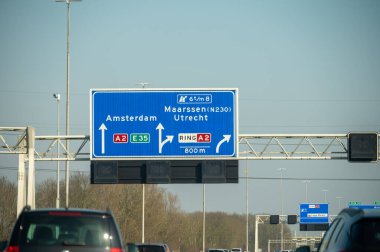 Hollanda 'da karayolu ihlali, Hollanda otoyollarında yüksek kaliteli asfalt üzerinde güvenli sürüş, A2, trafik sıkışıklığı sorunları, yol sıkıntısı, çok sayıda araba, yoğun saatler, trafik işaretleri