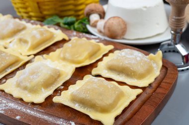 İtalyan yemeği, taze ev yapımı makarna ravioli köftesi ricotta yumuşak peynirli ve şampiyon porcini mantarlı, Parma, Emilia Romagna, İtalya, kapatın.
