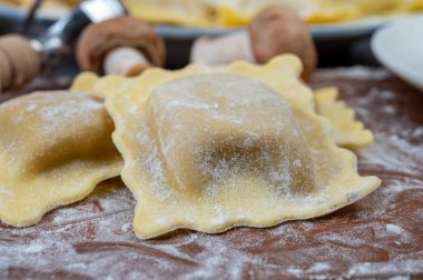 İtalyan yemeği, taze ev yapımı makarna ravioli köftesi ricotta yumuşak peynirli ve şampiyon porcini mantarlı, Parma, Emilia Romagna, İtalya, kapatın.