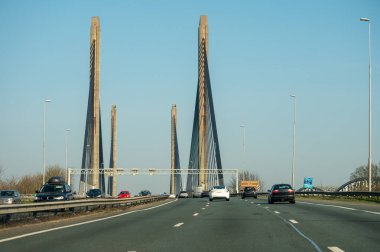 Hollanda 'da karayolu ihlali, Hollanda otoyollarında yüksek kaliteli asfalt üzerinde güvenli sürüş, A2, trafik sıkışıklığı sorunları, yol sıkıntısı, çok sayıda araba, yoğun saatler, trafik işaretleri