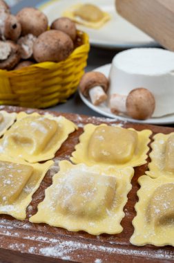 İtalyan yemeği, taze ev yapımı makarna ravioli köftesi ricotta yumuşak peynirli ve şampiyon porcini mantarlı, Parma, Emilia Romagna, İtalya, kapatın.
