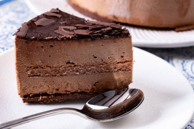 Koyu çikolatalı dondurmalı pasta, tatlı tatlı.