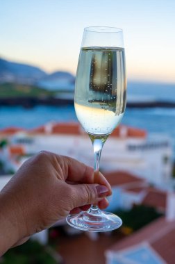 Kutlama, doğum günü partisi, kava ya da şampanya içmek Tenerife 'de okyanus manzaralı şampanya, Kanarya Adaları kış tatili, İspanya