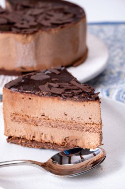 Koyu çikolatalı dondurmalı pasta, tatlı tatlı.