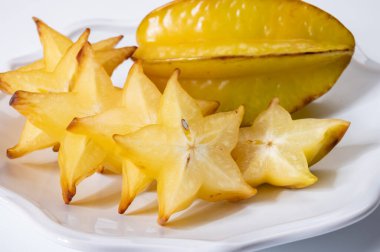 Olgun taze egzotik karambola ya da gemide yıldız meyveleri