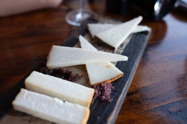 Kanarya adalarında yapılan İspanyol peynirlerinin, keçi peynirinin, tütsülenmiş manchego curado peynirinin ve ahşap kalasın üzerindeki üçgenlerin tadına bakmak.