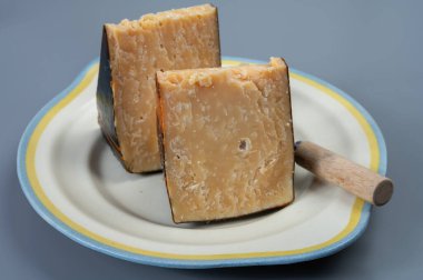 Peynir koleksiyonu, Avusturya 'nın Tirol dağlarında üretilen olgun inek peyniri.