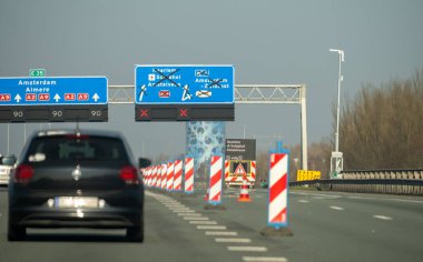 Hollanda 'da karayolu ihlali, Hollanda otoyollarında yüksek kaliteli asfalt üzerinde güvenli sürüş, A2, trafik sıkışıklığı sorunları, yol sıkıntısı, çok sayıda araba, yoğun saatler, trafik işaretleri