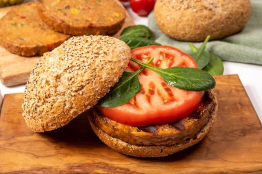 Hamburger, vejetaryen ya da vejetaryen köfteli çörekler ya da soya fasulyesi, tahıl, sebze, ızgara sağlıklı yiyecek ve yiyecek kavramından yapılmış hamburgerler yap.