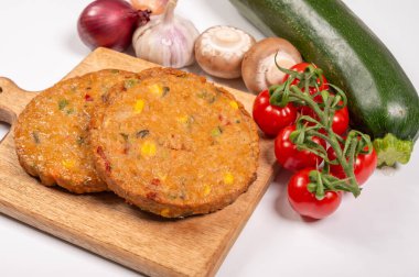 Pişmemiş vejetaryen köfteler veya hamburgerler tahıl, soya fasulyesi, sebze ve baklagillerden yapılır.