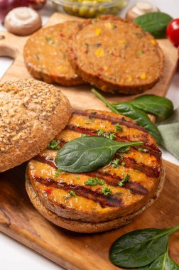 Hamburger, vejetaryen ya da vejetaryen köfteli çörekler ya da soya fasulyesi, tahıl, sebze, ızgara sağlıklı yiyecek ve yiyecek kavramından yapılmış hamburgerler yap.