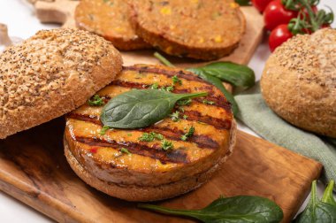 Hamburger, vejetaryen ya da vejetaryen köfteli çörekler ya da soya fasulyesi, tahıl, sebze, ızgara sağlıklı yiyecek ve yiyecek kavramından yapılmış hamburgerler yap.