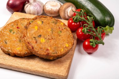 Pişmemiş vejetaryen köfteler veya hamburgerler tahıl, soya fasulyesi, sebze ve baklagillerden yapılır.