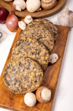Lezzetli organik vejetaryen yemekleri, köfteli hamburgerler, mantarlar, vegan peyniri ve soğan.
