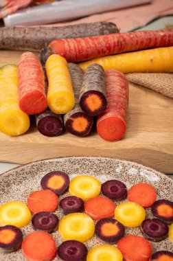 Renkli taze çiğ mor, sarı, kırmızı ve mor turuncu havuç Hollanda 'daki seradan sebze kökü, sağlıklı besin maddeleri.