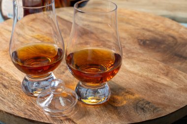 Scotch malt ve karışık viski ya da viski tatma İskoçya 'da içki imalathanesinde yakın çekim