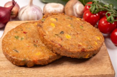 Pişmemiş vejetaryen köfteler veya hamburgerler tahıl, soya fasulyesi, sebze ve baklagillerden yapılır.