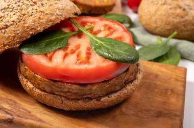Hamburger, vejetaryen ya da vejetaryen köfteli çörekler ya da soya fasulyesi, tahıl, sebze, ızgara sağlıklı yiyecek ve yiyecek kavramından yapılmış hamburgerler yap.